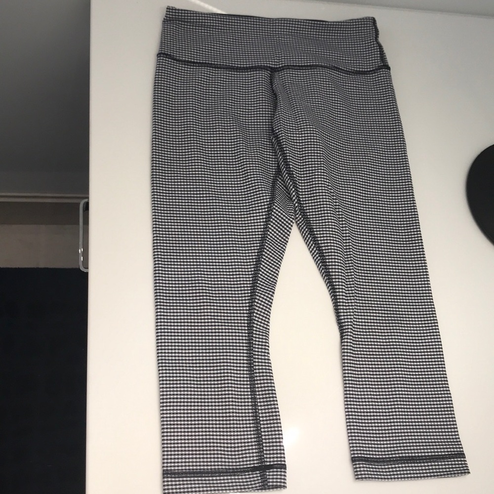 Lululemon Navy Blue and White Cropped Leggings